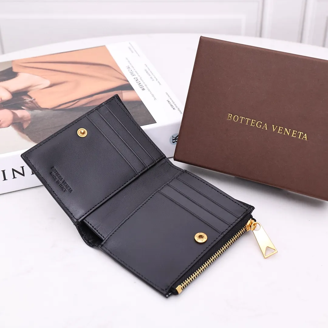 Batch 720 is the latest model. This large-lattice short wallet is woven with first-layer cowhide, has 6 card slots, 1 banknote compartment, 1 zipper coin purse, and snap button closure. Gold matching hardware 2026A cowhide Size: 11*8CM
